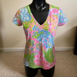 Lilly Pulitzer V Neck t-shirt size M